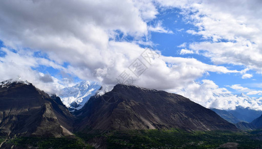 在山上看到山脚和雪山背景美丽的山脚地景色图片