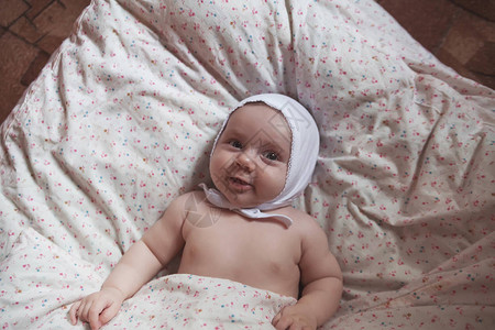 三个月婴儿在婴儿床毯子上的肖像图片