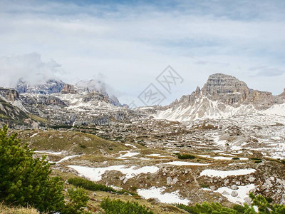 观察阿尔卑斯山脉上方的高山岩石图片