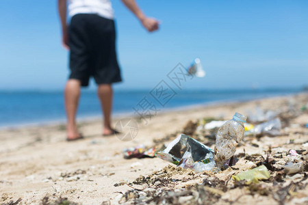 海滩被人们不断乱扔垃圾和破坏环境所破坏图片