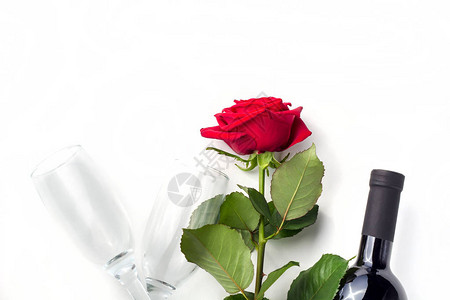 白底带花瓣的酒瓶玻璃瓶和红图片