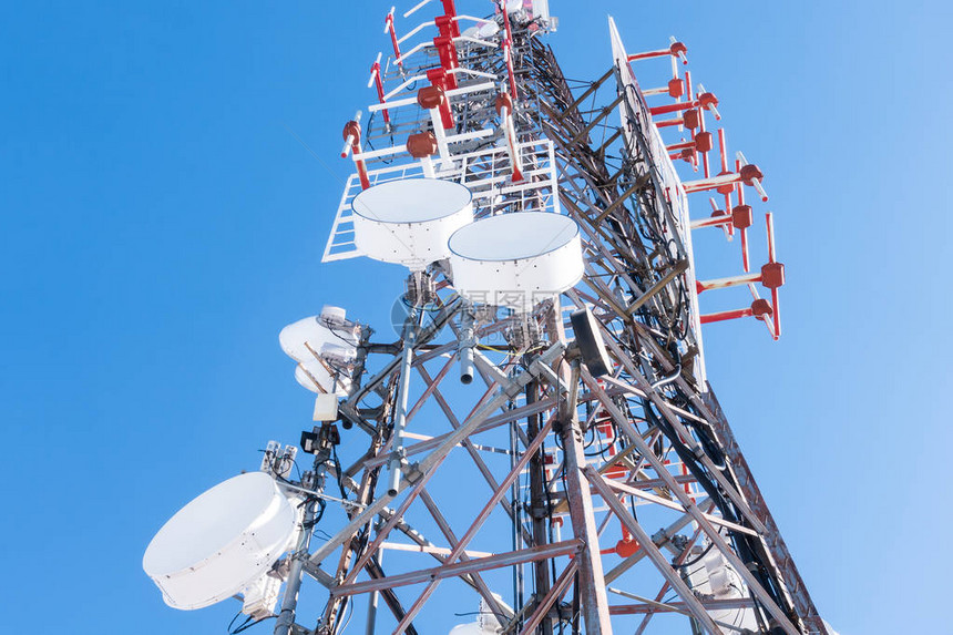 电信网络中继器基站收发台塔式无线通信天线发射器和中继器带天线的电信塔图片