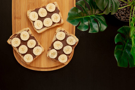 三个香蕉白面包吐司涂上巧克力黄油图片