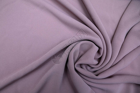 淡紫色的布料铺在桌子上微扭曲材质图片