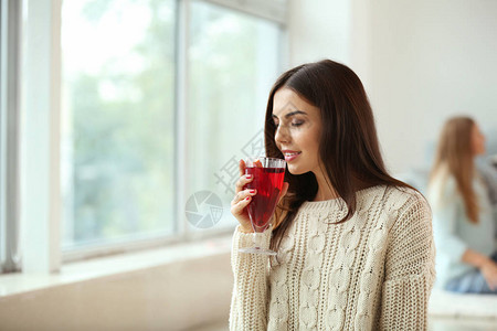 在家端着美味热酒的女人图片