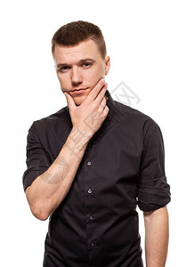 身穿黑色衬衫袖子卷起的英俊年轻人正在抚摸他的脸图片