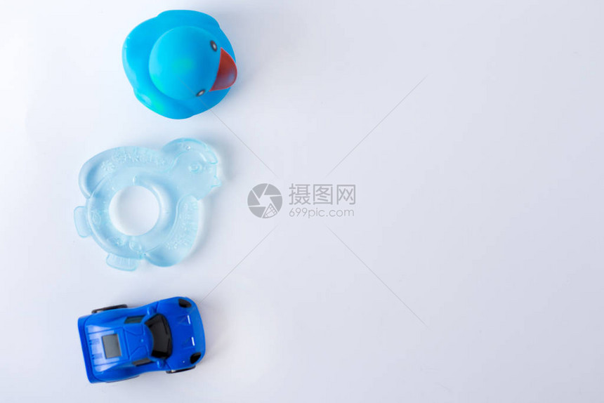 白色背景的婴儿小男孩附件和蓝玩具图片