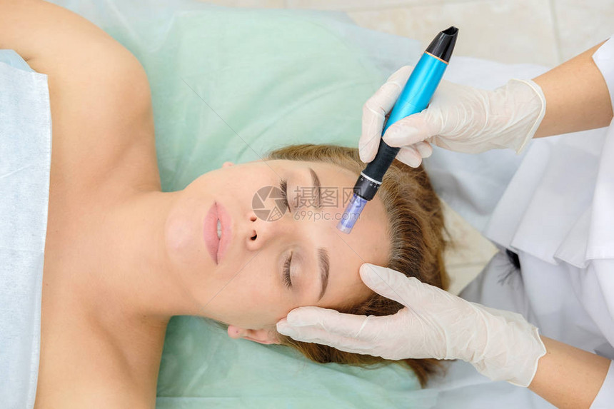 美容师进行中胚层疗法注射微针美塑疗法美容师的治疗妇女硬件美容中胚层疗法图片