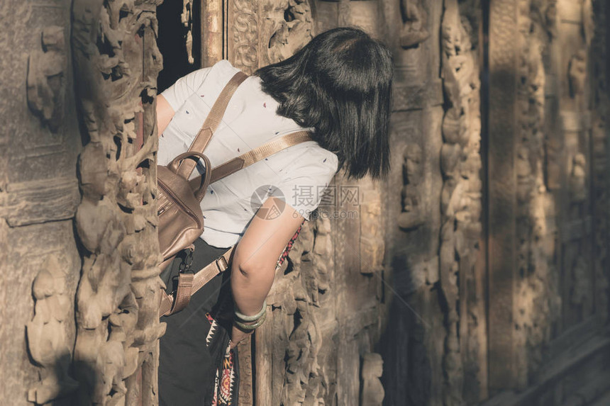 女游客在缅甸曼德勒的ShweNanDawKyaung金宫图片