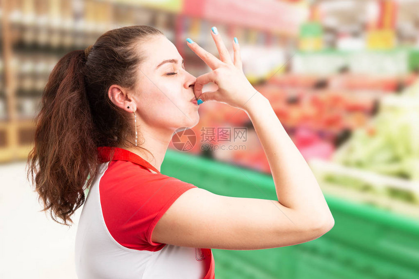 女超市或超市员工用手指触摸嘴唇做图片