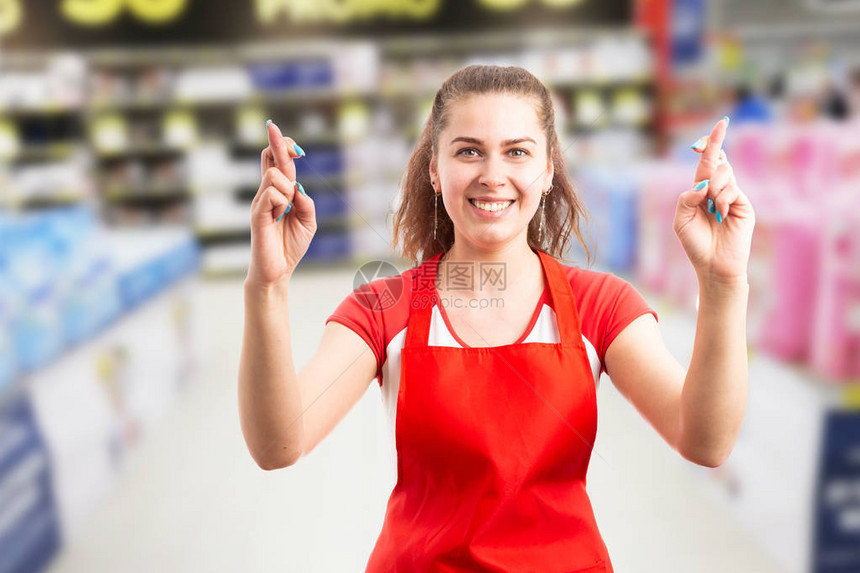 在超市或超市工作可信赖的有信誉的妇女握手双交叉图片