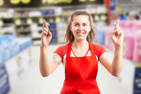 在超市或超市工作可信赖的有信誉的妇女握手双交叉背景图片