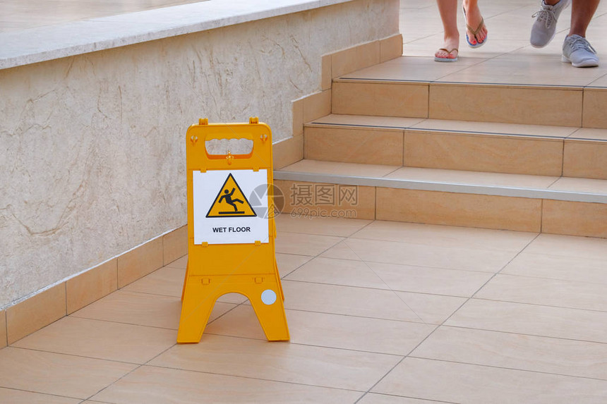 黄色标志警告湿地板图片