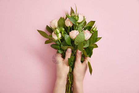 粉红色上美丽的玫瑰花束女图片
