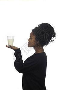 喝牛奶的少女图片