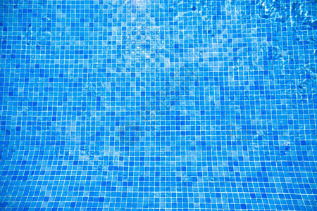 游泳池里的水和蓝色瓷砖图片