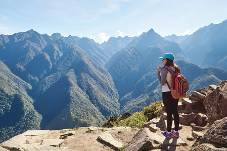 站在山崖上的远足女人简介图片