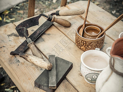 旧木工手具拉刀刮胡刀绘图刀木工车间的木工车间在肮脏的乡村桌子上图片