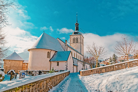 冬季在瑞士格鲁耶雷斯镇村与阿尔卑高清图片