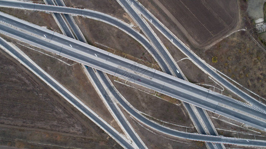 高速公路和立交桥的鸟瞰图图片