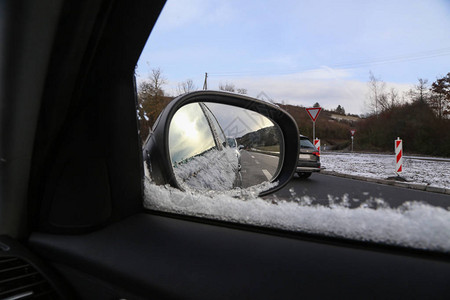 汽车镜子中冬季积雪铺在图片