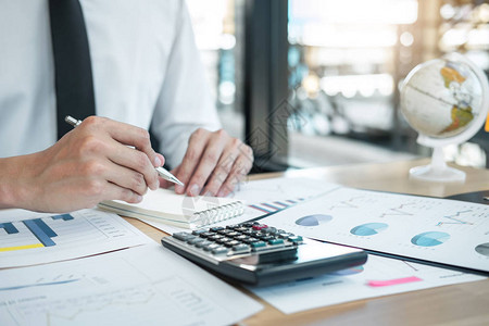 商人会计工作分析和计算费用财务年度财务报告资产负债表报图片