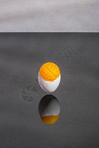 蛋壳用橙色球卡在桌子图片