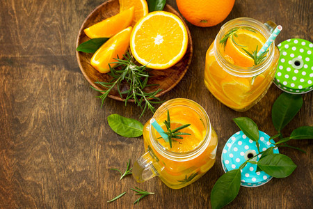 寒冷的夏季饮料套装清爽的夏日浆果柠檬水柠檬薄荷茶和迷迭香橙柠檬图片