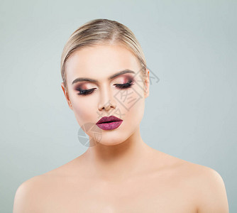 优雅的女人肖像用五颜六色的闪光眼影和嘴唇上的紫色调化妆面部护理面部提升抗衰背景图片