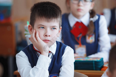 小学生在小学上课男孩看着老师俄罗斯的教育图片