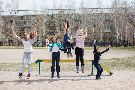 一群孩子放学后在学校附近的操场上玩耍儿童休闲健康生图片