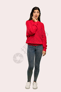 一个身穿红色毛衣的少女的全长照片图片