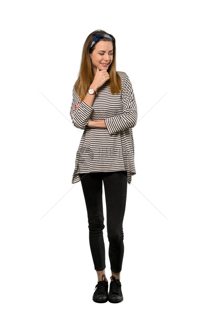 一名戴头巾的年轻女子在孤立的白色背景上向图片