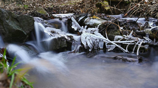 冬季小溪中模糊的流水图片