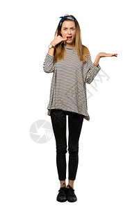 一名戴头巾的年轻女青年用头巾做电话手势和怀疑孤立的白色图片