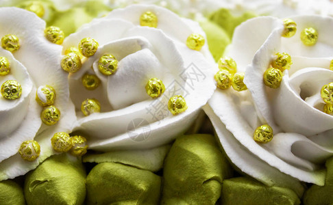 白玫瑰和绿色的叶子黄色珠子用奶图片