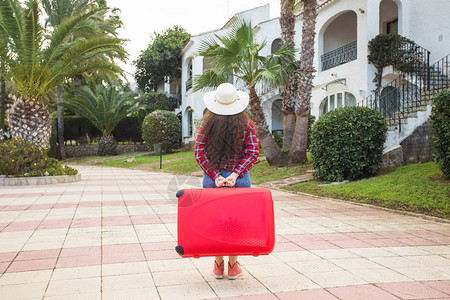 旅行假期假期旅行和人的概念到达酒店时带着手提箱的图片