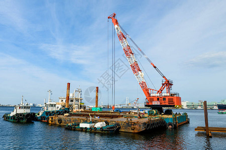 在日本横滨港的装有起重机和工程设备的船舶码头图片