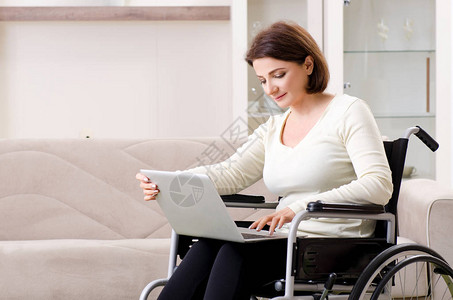在家坐轮椅的女人图片