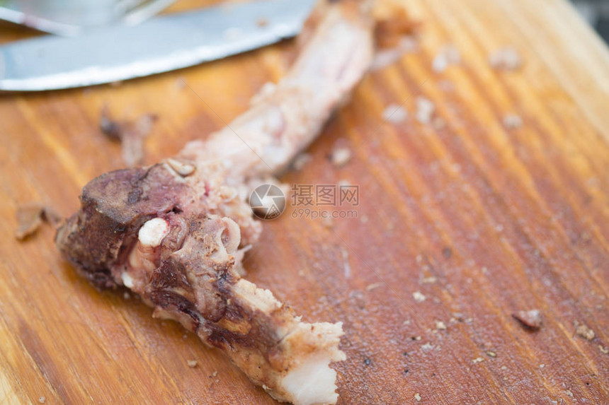 餐厅饭后的猪骨残骸图片