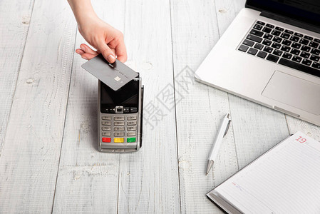 妇女用银行卡支付NFC技术费用图片