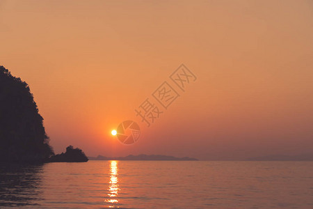 海滩有岛太阳光和蓝天图片