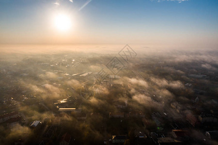 城市上空美丽日出的空中景象雾中之图片