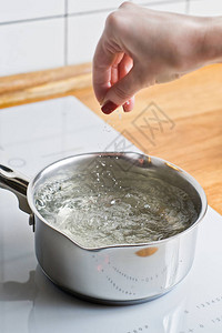 厨师在煮小龙虾的水中加盐厨房背景图片