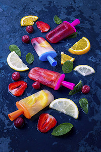多彩姿的明亮水果冰棒配草莓樱桃柠檬橙子柠檬和薄荷图片