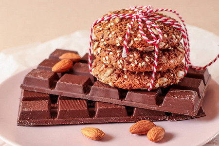 奶油饼干巧克力和坚果在明亮的背景上图片