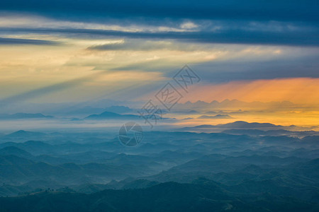 山丘上的日出自图片