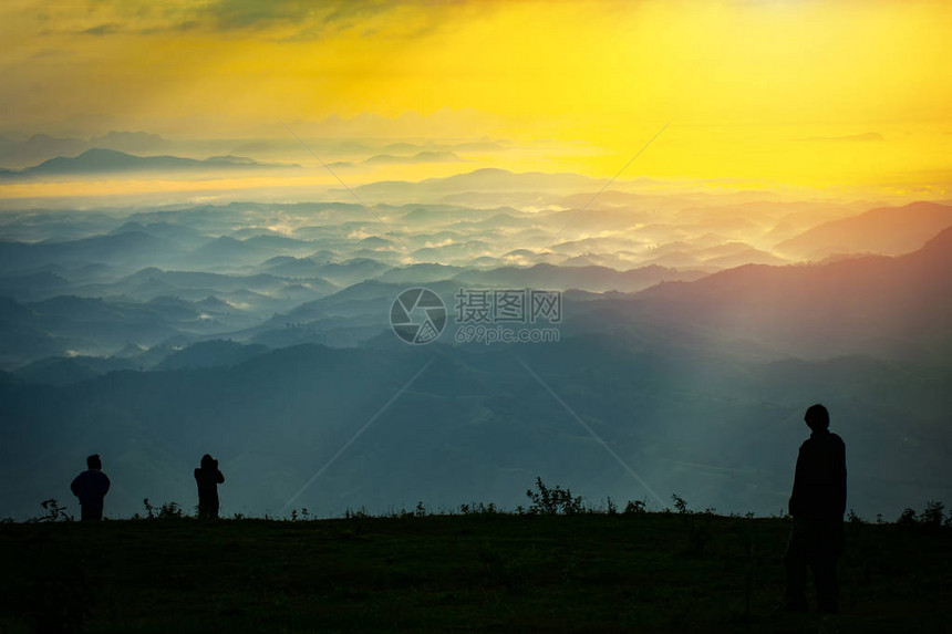 在山顶上成功登山图片