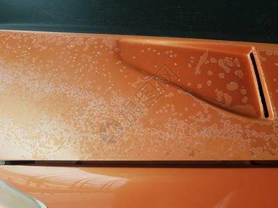 风化橙色汽车或汽车图片