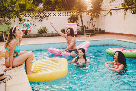 暑假期间在游泳池玩乐的快乐朋友图片